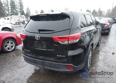 2019 Toyota Highlander Xle z USA, uszkodzony, nr VIN 5TDJZRFH4KS593261